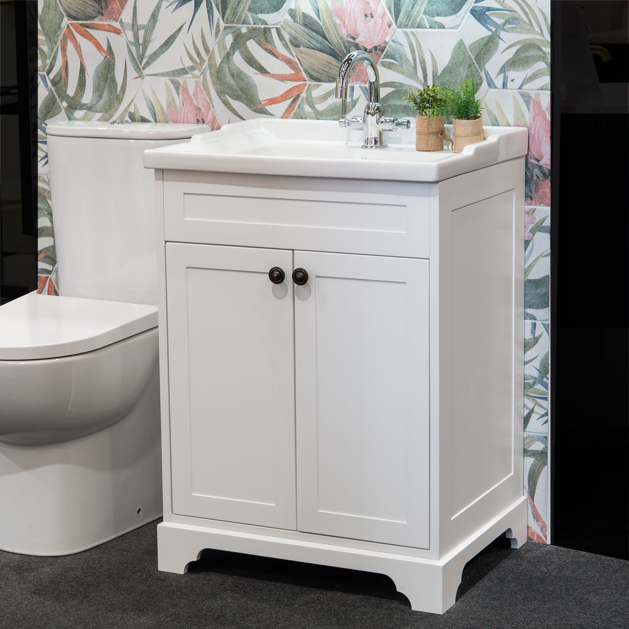 Granlusso™ Ailesbury Floorstanding 2-Door Vanity Unit and Basin