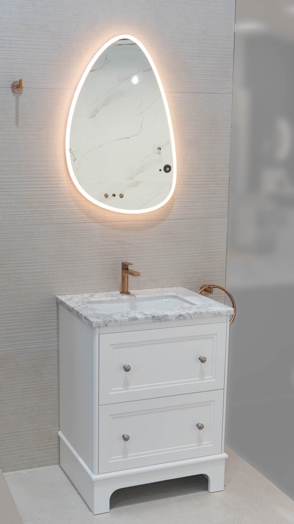 Granlusso Pebble Illuminated Bathroom Mirror - 800x550mm
