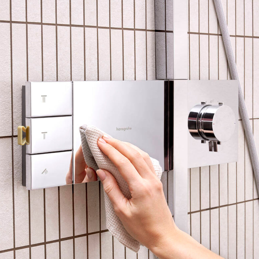 Showing easy cleaning of the Hansgrohe 300 2jet with ShowerSelect Comfort thermostat - in chrome - supplied by Deluxe Bathrooms