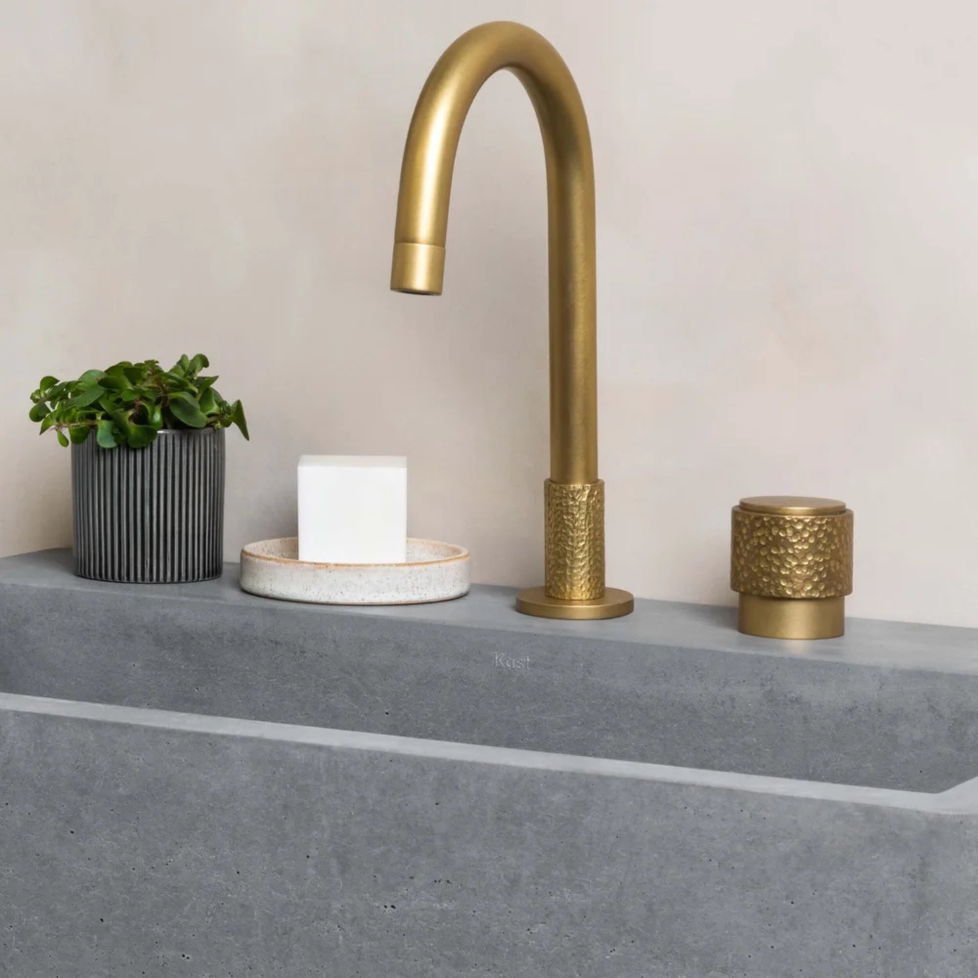 kast nilo wall-hung concrete basin With Shelf Surface