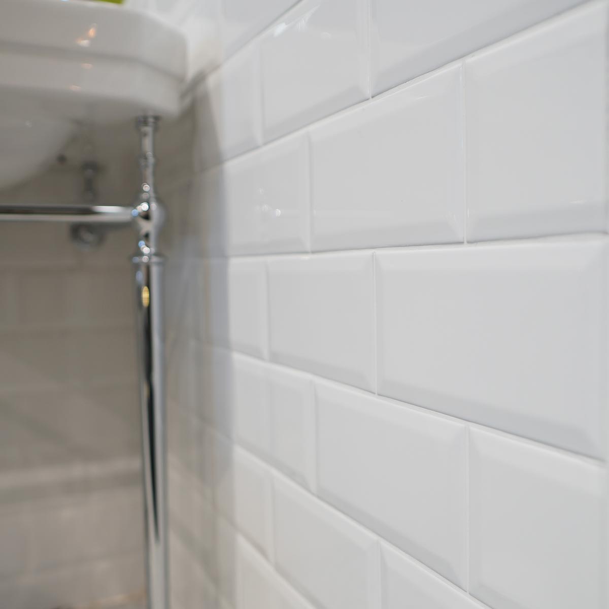 Deluxe Metro Bevel Edge Gloss Tile 10x20cm