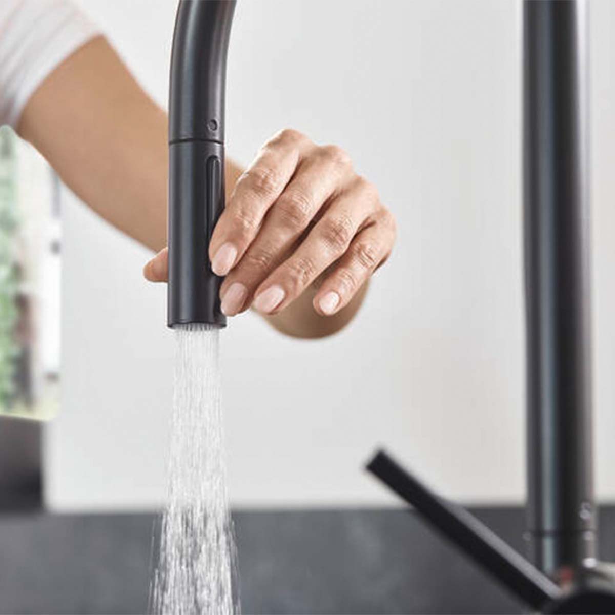 Hansgrohe Talis M54 single lever kitchen mixer 220 with pull out spray matt black feature close up