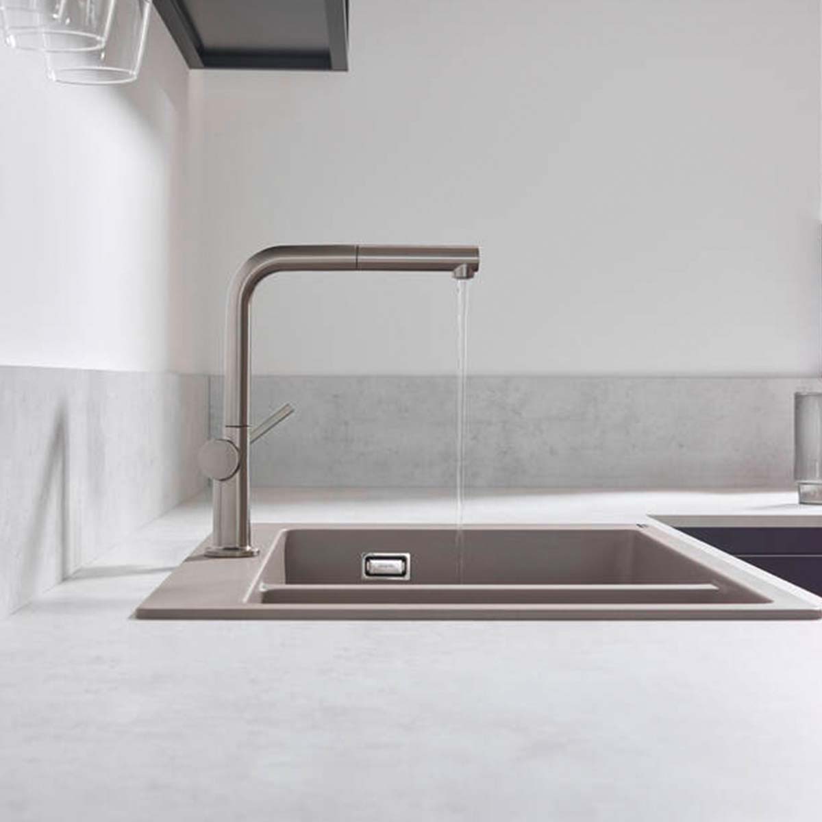 Hansgrohe Talis M54 single lever kitchen mixer 270 with swivel spout and pullout spray stainless steel feature