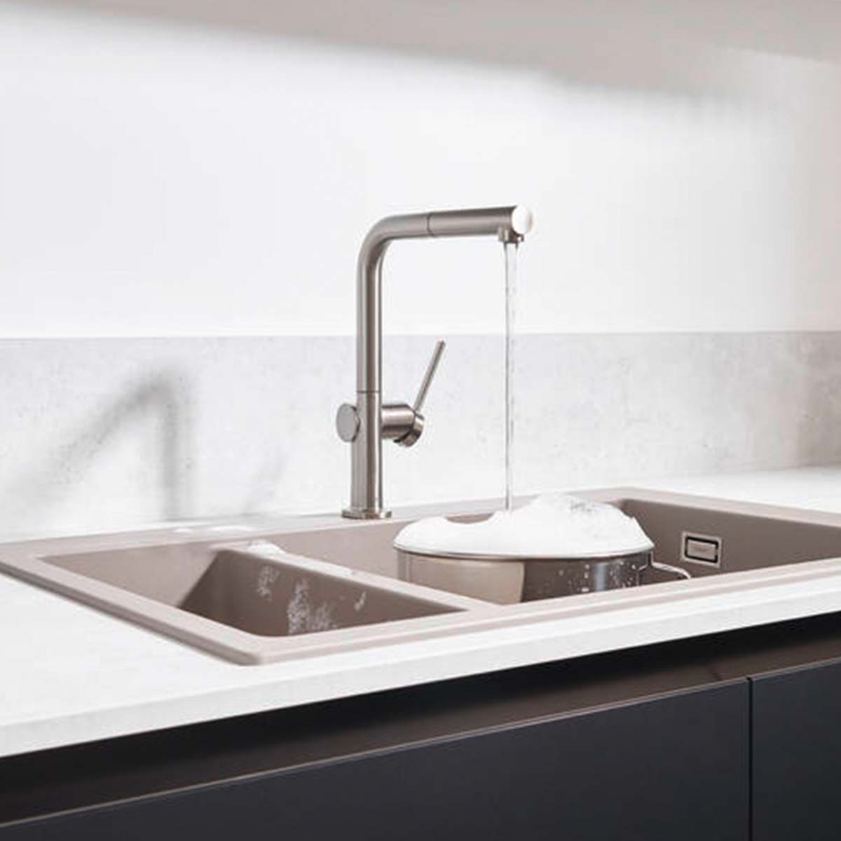 Hansgrohe Talis M54 single lever kitchen mixer 270 with swivel spout and pullout spray stainless steel feature