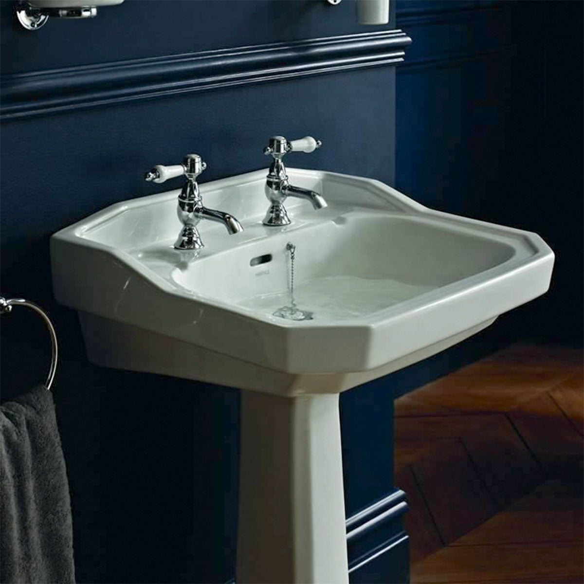 Heritage Granley 610 Rectangular Basin With Standard Pedestal Lifestyle