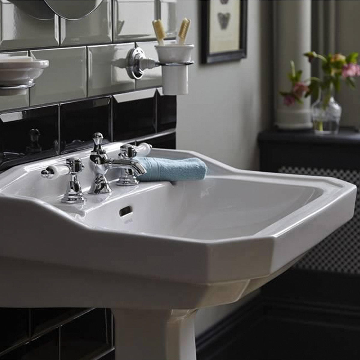 Heritage Granley 610 Rectangular Basin With Standard Pedestal Lifestyle