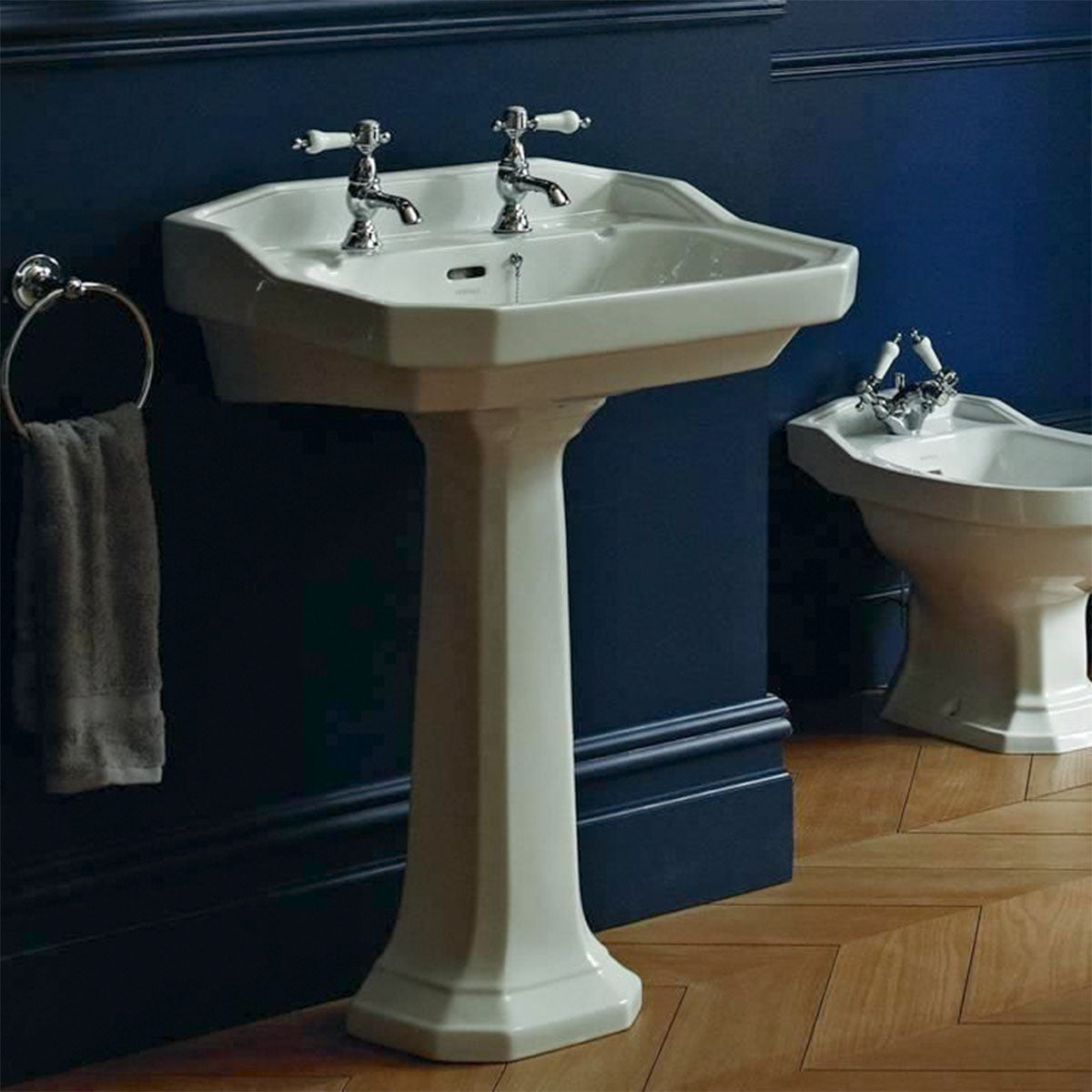 Heritage Granley 610 Rectangular Basin With Standard Pedestal Lifestyle