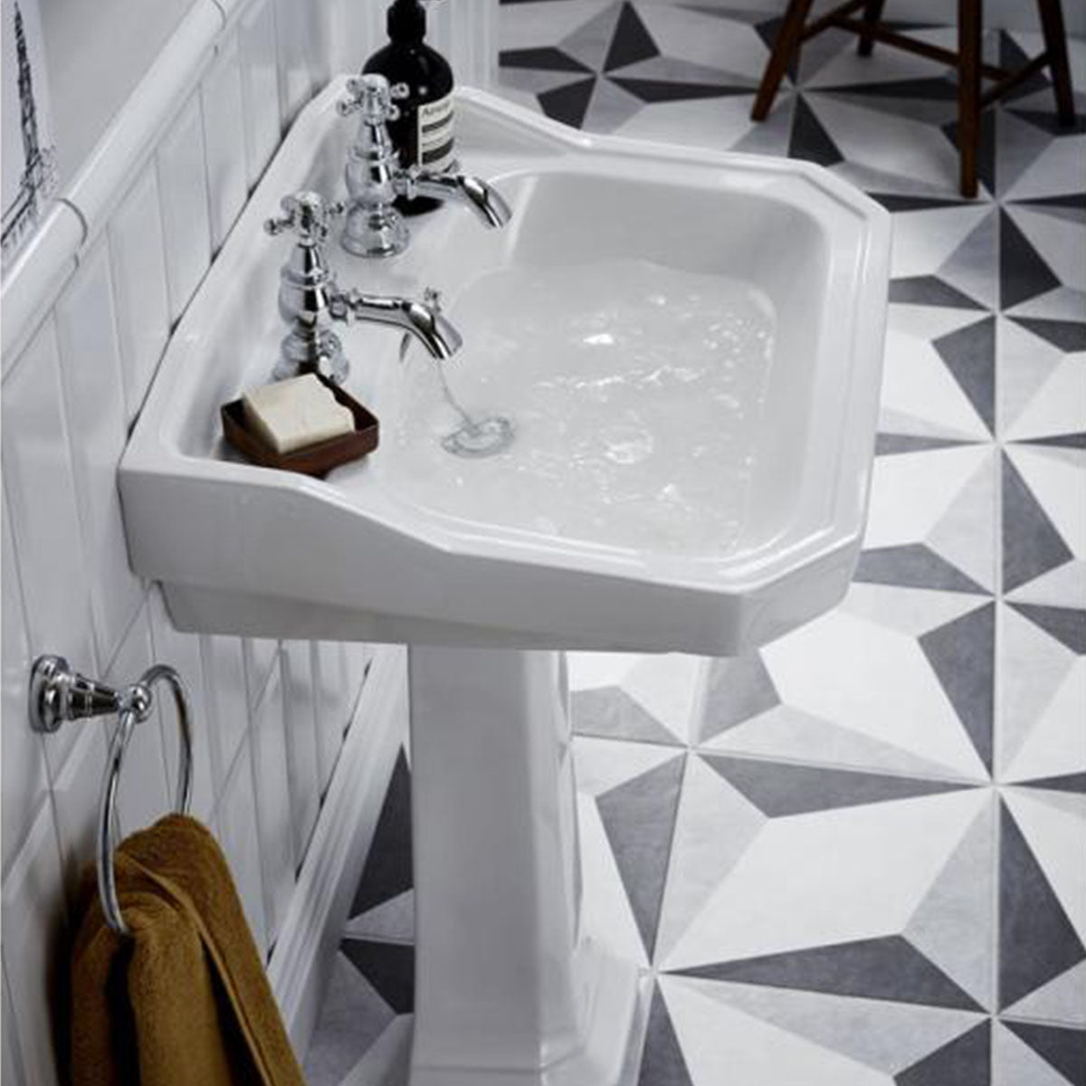 Heritage Granley 610 Rectangular Basin With Standard Pedestal Lifestyle