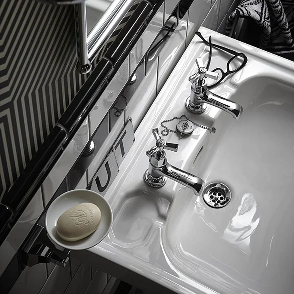 Heritage Granley 610 Rectangular Basin With Standard Pedestal Lifestyle