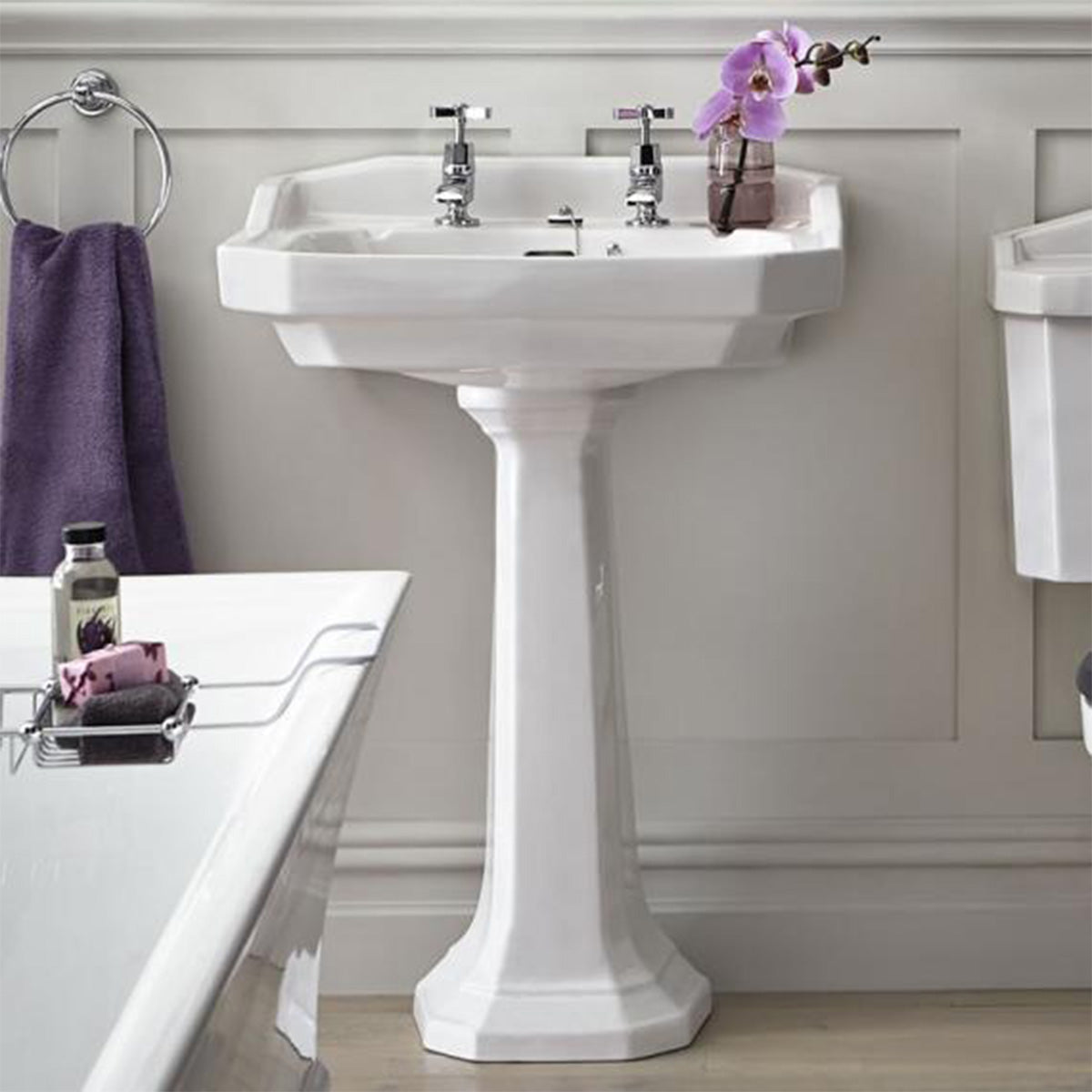 Heritage Granley 610 Rectangular Basin With Standard Pedestal Lifestyle