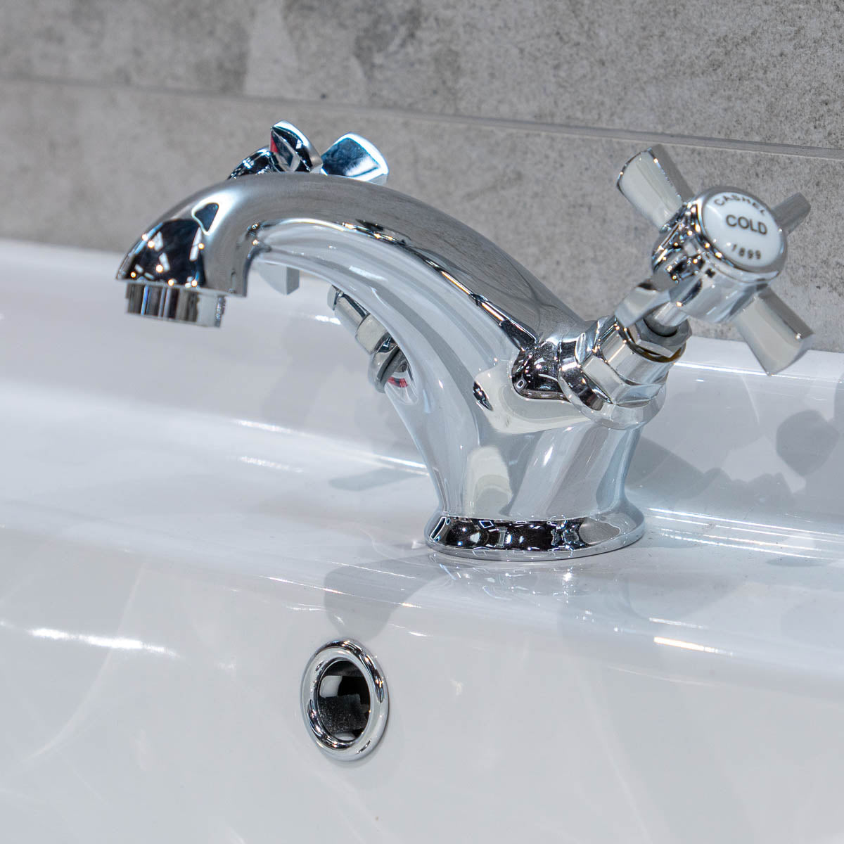Ailesbury Traditional Basin Mixer With Click-Clack Waste