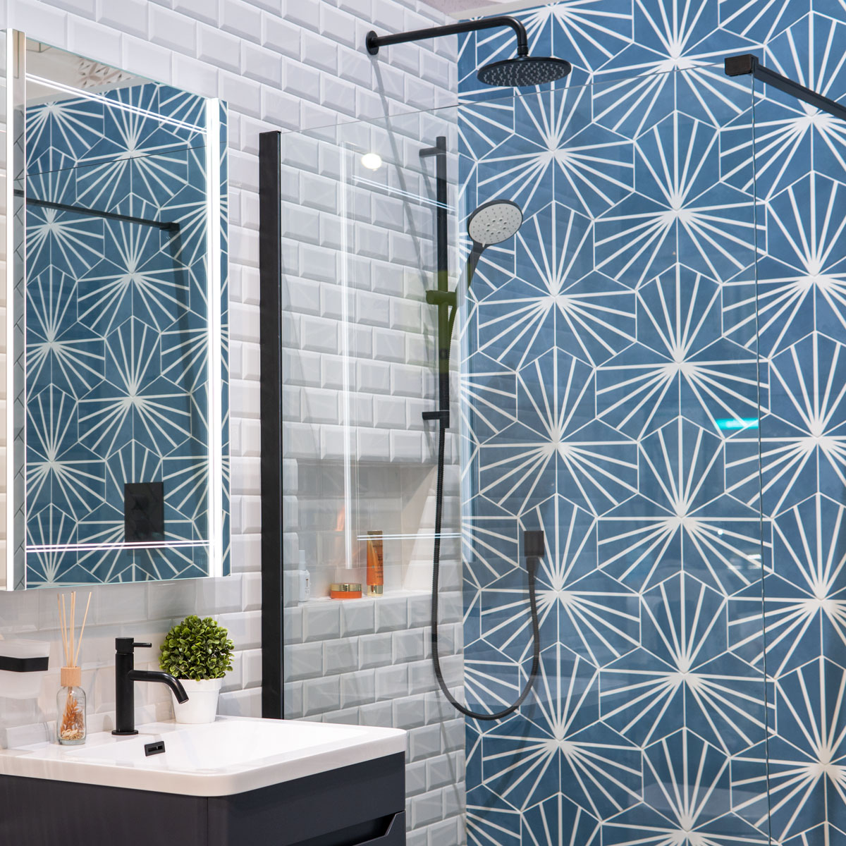 Granlusso 8 Clear Glass Wetroom Shower Screen - Matt Black