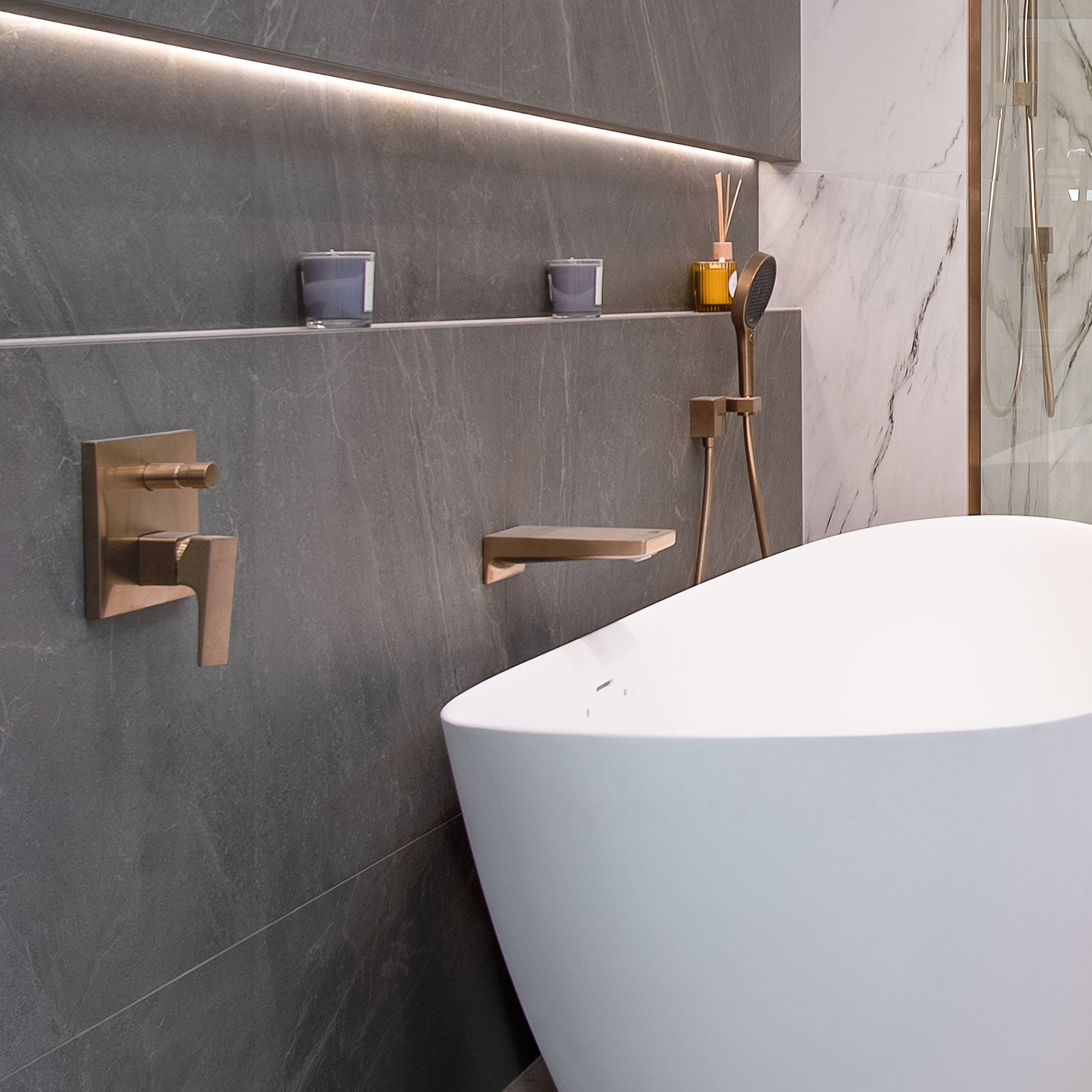 Hansgrohe Metropol Single Lever Bath Mixer with Spout and Rainfinity Shower Handset - Brushed Bronze