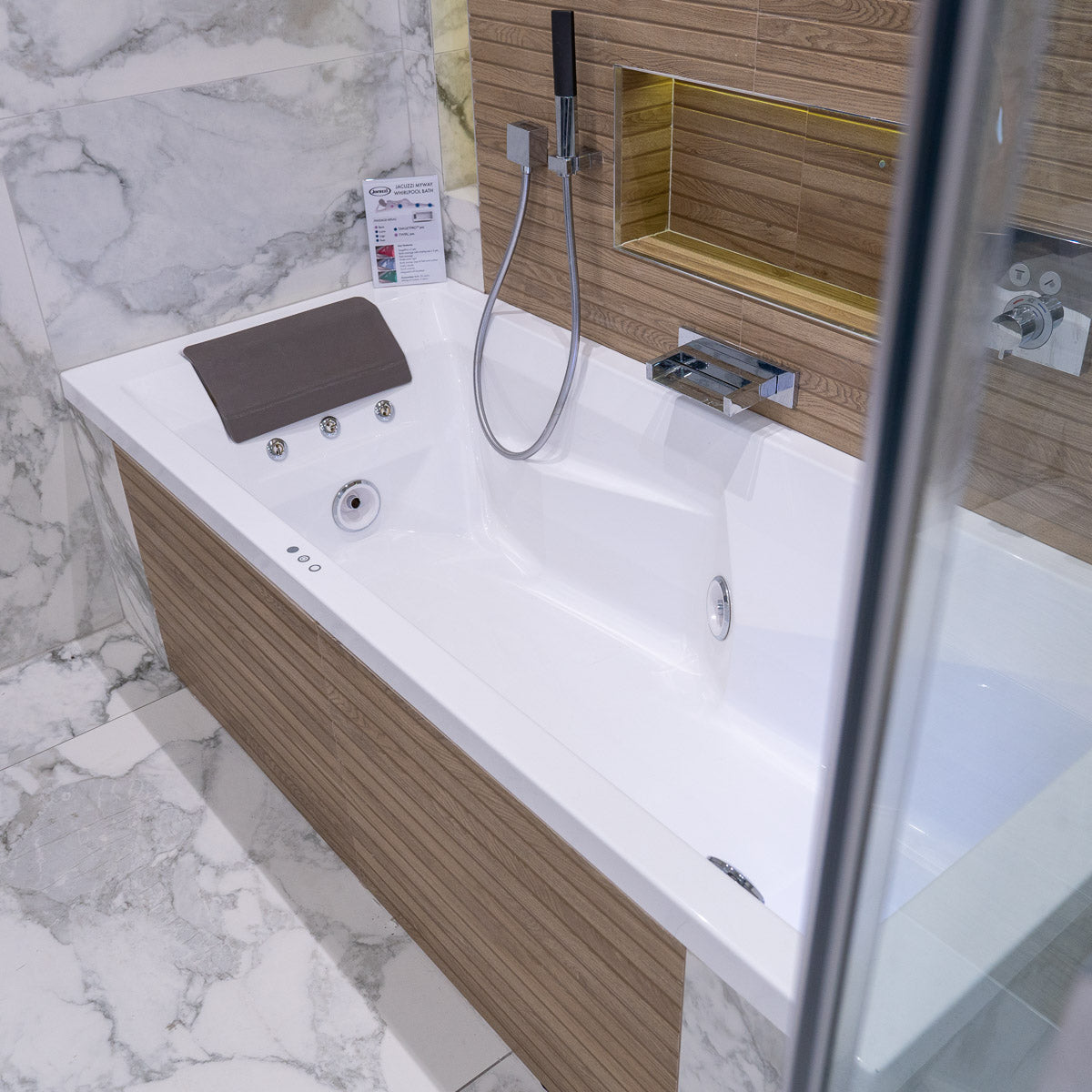 Jacuzzi® MyWay Whirlpool Bath With Full Body Hydromassage and Chromotherapy