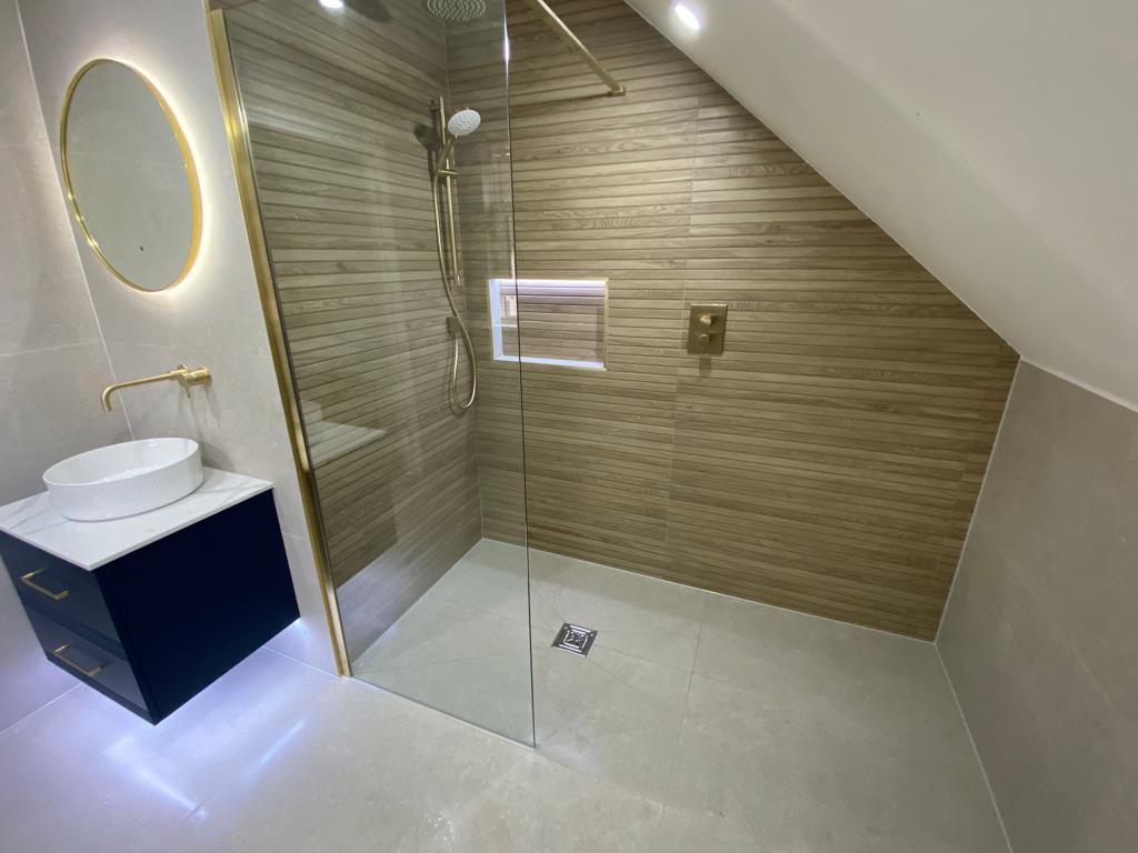 Granlusso 8 Clear Glass Wetroom Shower Screen - Brushed Brass