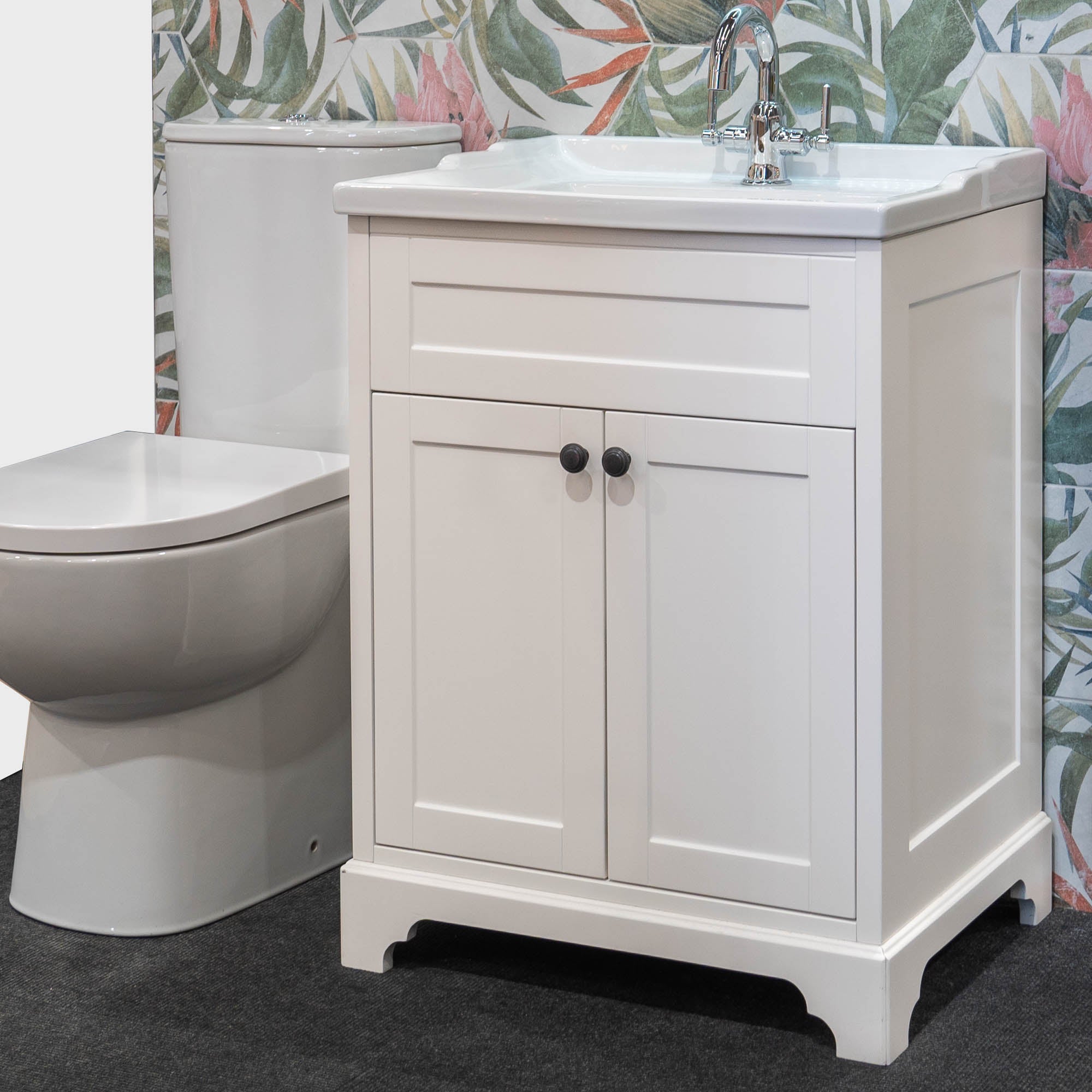 Granlusso™ Ailesbury Floorstanding 2-Door Vanity Unit and Basin