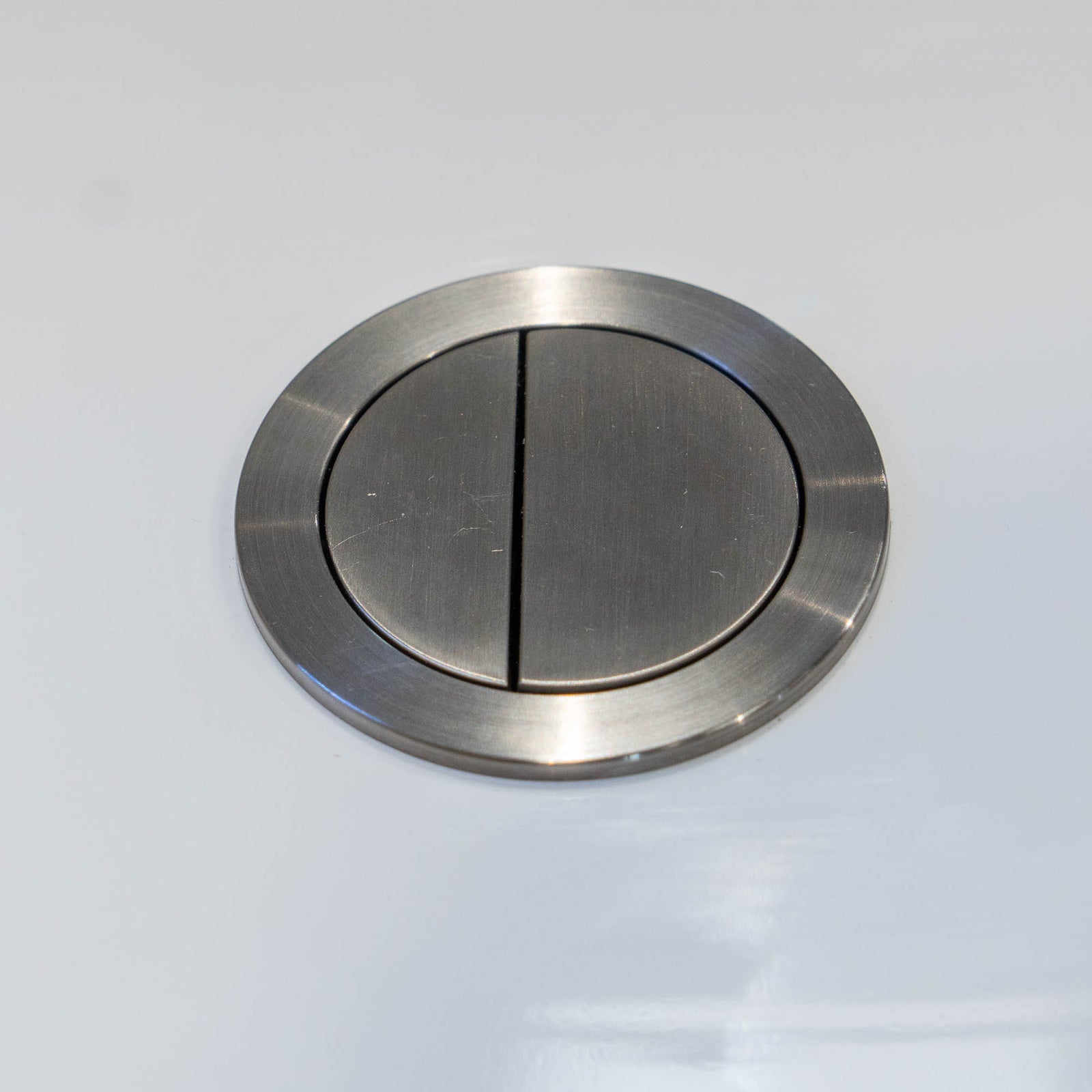 Granlusso Round Dual Flush Button With A Pair of White Hinge Covers Fo ...
