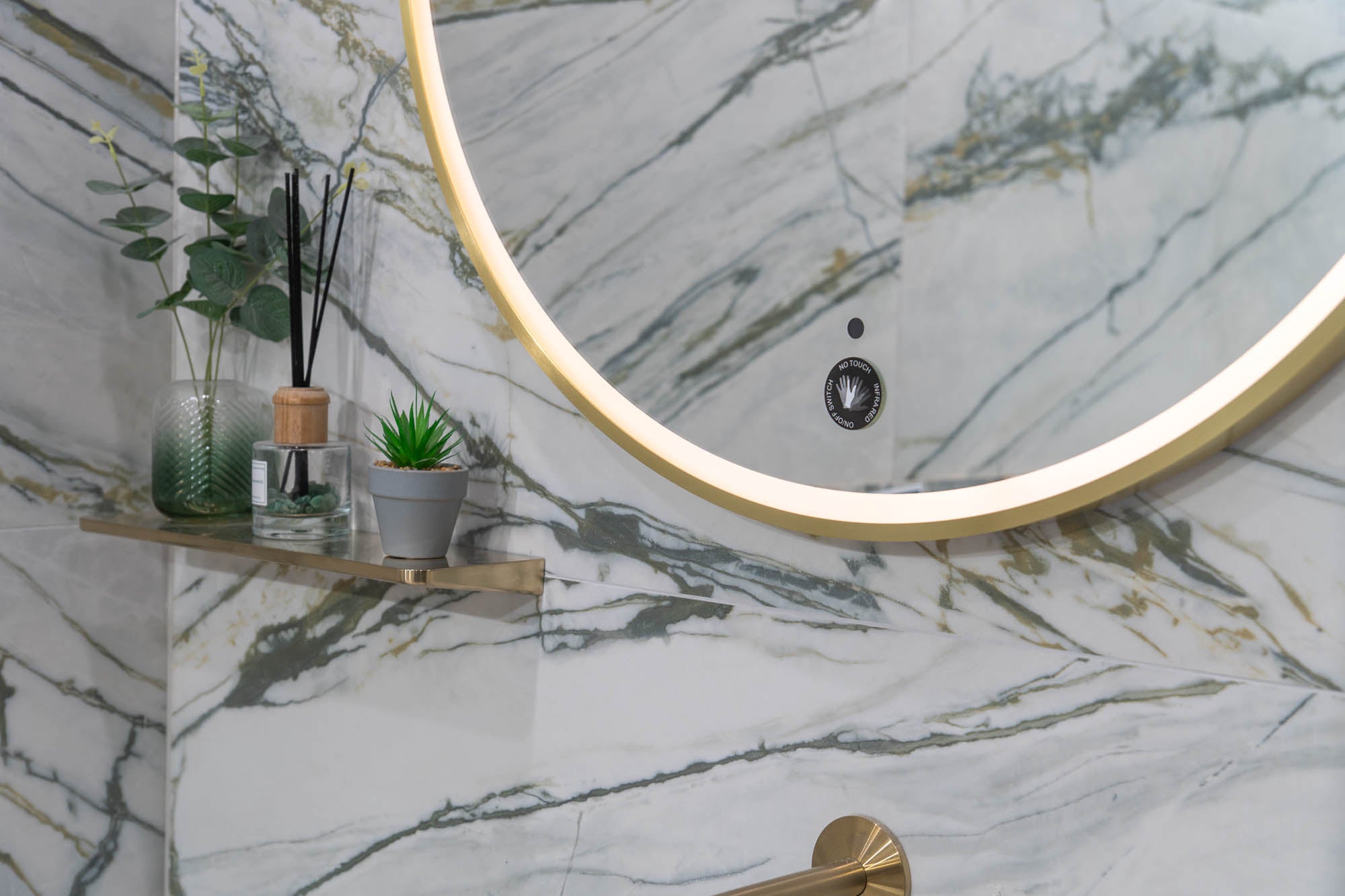 Granlusso Rocco Round LED Mirror with Brushed Brass Frame